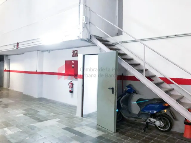 Local comercial de 990 m2 distribuidos en 2 plantas y con 2 viviendas. — 12