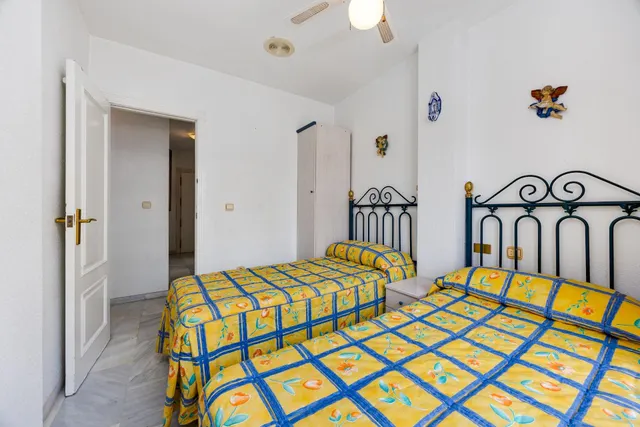 Apartamento de tres dormitorios y dos baños en residencial Duquesa Beach, primera línea de la playa de los locos — 21