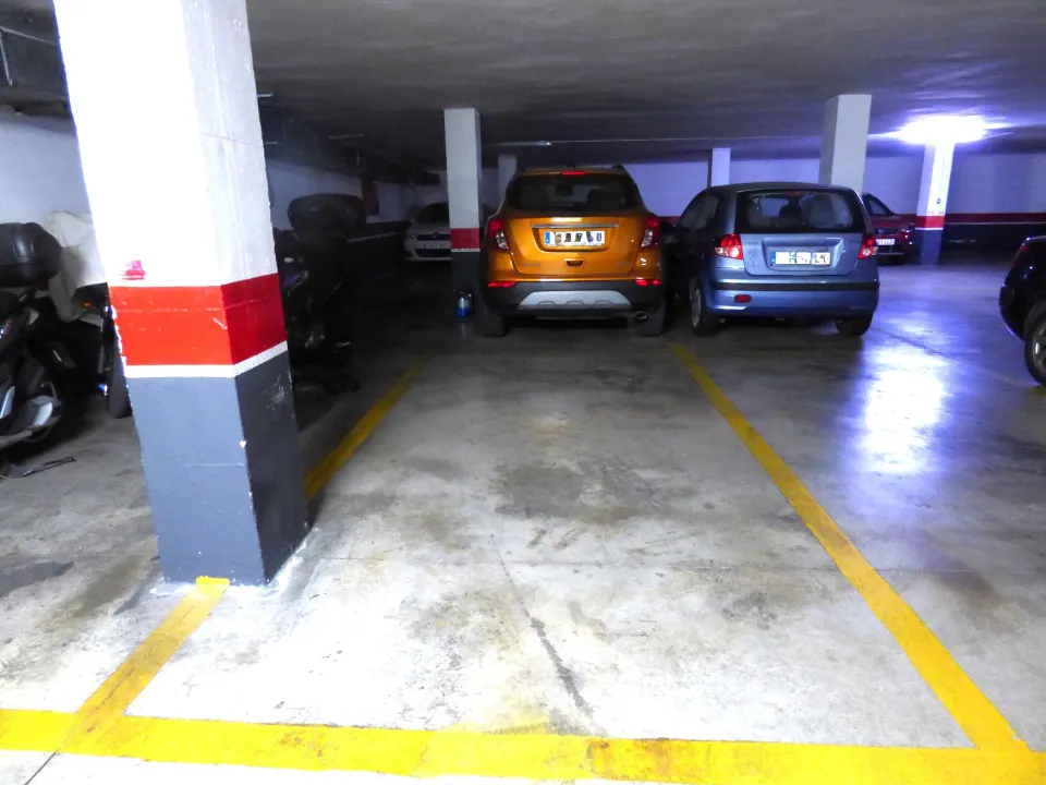 Plaza de garaje en plena Avenida junto a Comisaría.