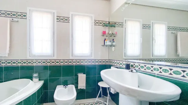 VENTA DE CHALET INDEPENDIENTE EN LA ZONA DE EL LAGAREJO, MIJAS COSTA. ¡5 DORMITORIOS Y PISCINA! — 50