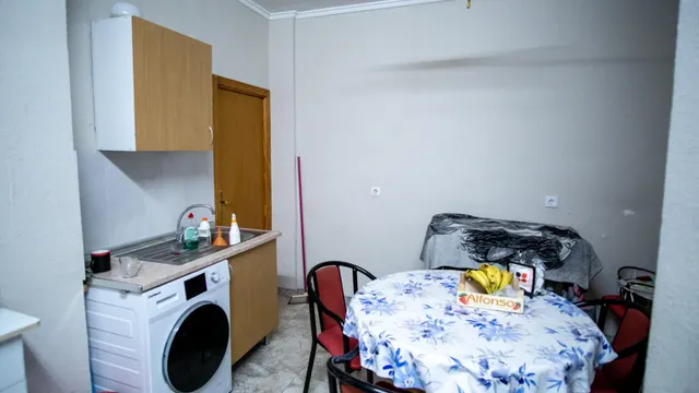 Local esquina zona avd. Alfonso XIII con licencia de apertura  para bar o cafetería — 13
