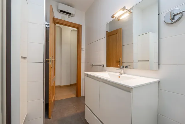 Piso de 87 m2 con 3 dormitorios en Pedro Antonio de Alarcón 27, junto a Recogidas — 17