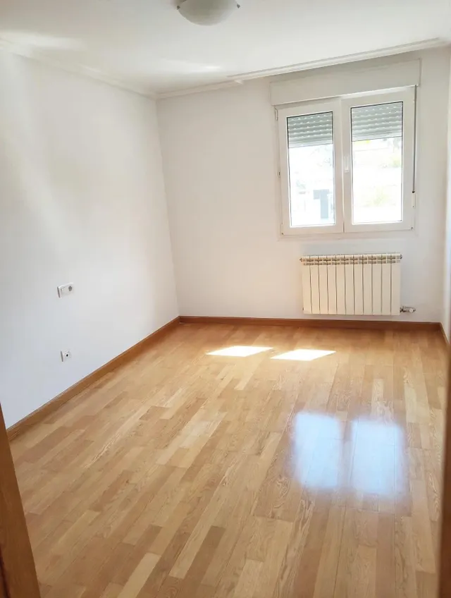 Se vende dúplex con terraza de 32 m2, cocina con despensa, salón con acceso a terraza, 3 hab., 2 baños, aseo, ascensor, trastero y plaza de garaje. — 12