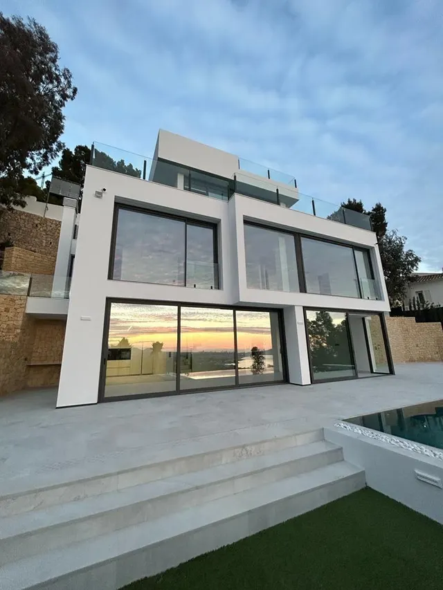 Villa moderna con vistas panorámicas al mar y a la montaña — 2