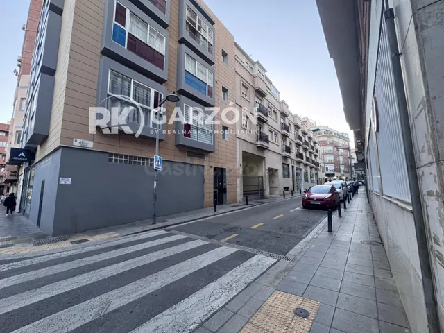 Garaje DOBLE en pleno centro de Almería, junto a La Rambla