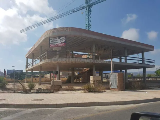 Edificio comercial, todavía en construcción (en fase de estr
