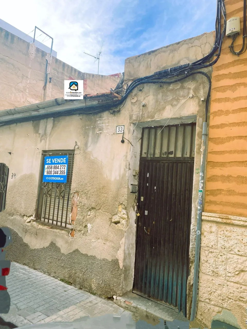 SOLAR  CON CASA PARA DERRIBO