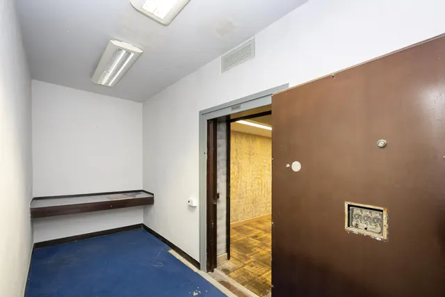 Local comercial con casi 1000 m2 en plena Gran via de Granada. Oportunidad única y exclusiva — 23