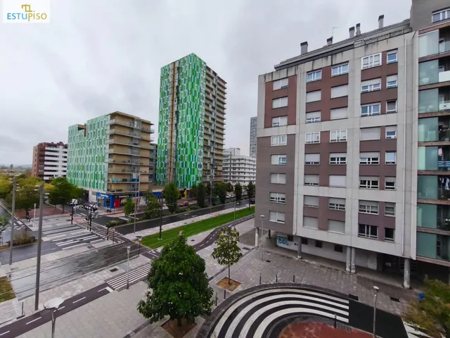 ¡TU OPORTUNIDAD EN SALBURUA! 85m2-3 habitaciones, SUR, garaje y trastero incl. - Urbanización zonas verdes  + Trastero 16m2 — 31