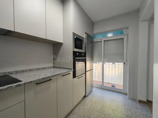 Casa de tres dormitorios semi-amueblada y reformada de alqui - foto 3