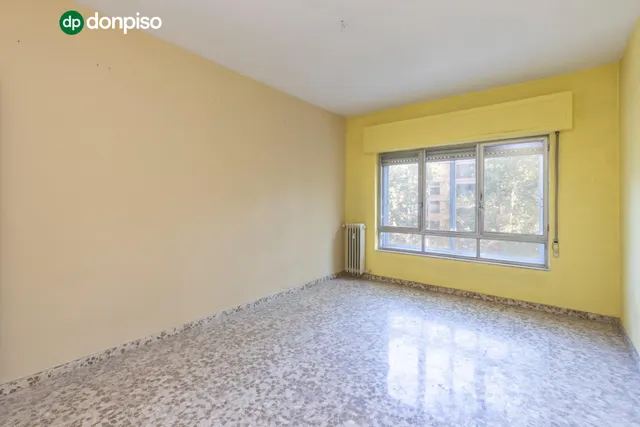 Piso en esquina con terraza y vistas a Plaza Mariana Pineda, Granada — 21