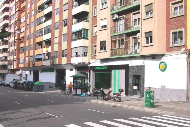 AVDA NAVARRA - 270 m2 de LOCALES COMERCIALES A PIE DE CALLE. — 33