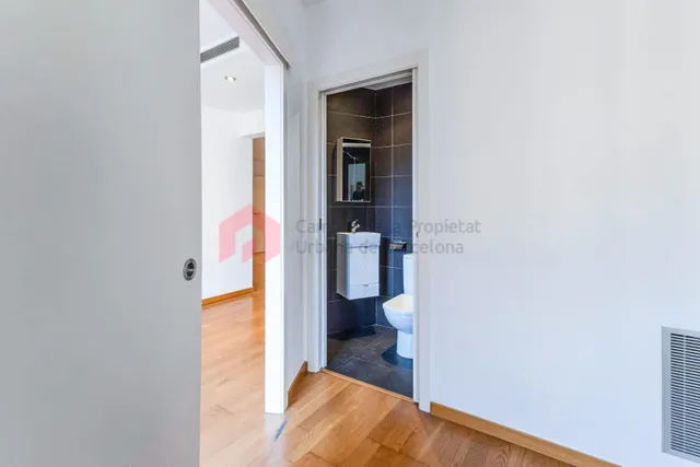 Vivienda esquinera y con encanto en el corazón del Eixample con el estilo clásico de la ciudad de Barcelona. — 14