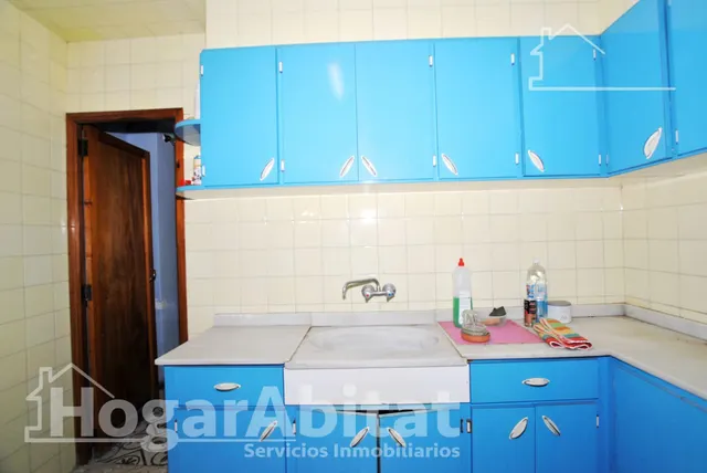 Amplia casa esquinera con terraza y trastero en el centro — 15