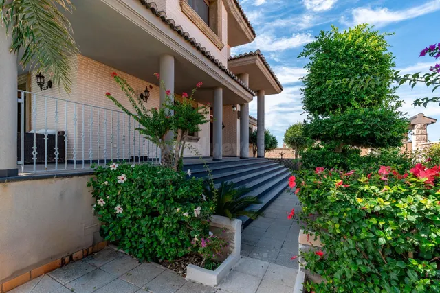 Exclusivo Chalet Independiente en Almerimar: Elegancia, Ampl - foto 3