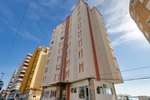 PRECIOSO APARTAMENTO TOTALMENTE REFORMADO CON VISTAS FRONTALES AL MAR — 40