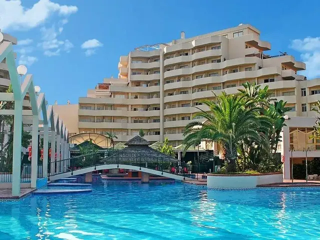 OPORTUNIDAD EN BENALBEACH — 23