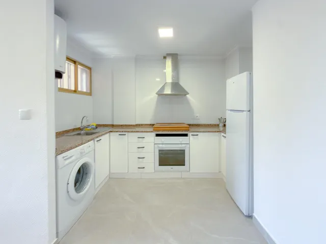 OPORTUNIDAD! Fantástico apartamento reformado con confortable terraza y vistas despejadas (210 Mts playa) — 16