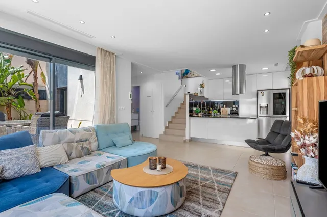 Villa moderna con piscina privada, 3 dormitorios y 3 baños. — 9