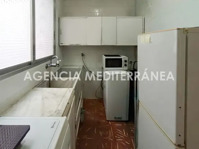 ¡Gran oportunidad de inversión en En Corts! Piso exterior con balcón y muchas posibilidades — 16