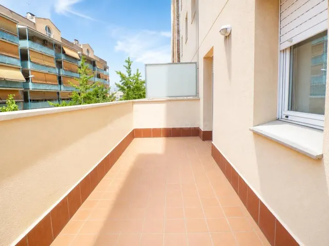 Amplia vivienda seminueva con dos terrazas, zona comunitaria y dos plazas de parking opcionales en la zona de Sagrada Família de Manresa — 18