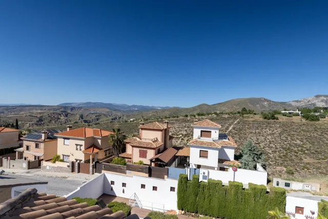 CHALET INDEPENDIENTE CON PISCINA PRIVADA, JARDÍN Y GARAJE EN MONACHIL — 50