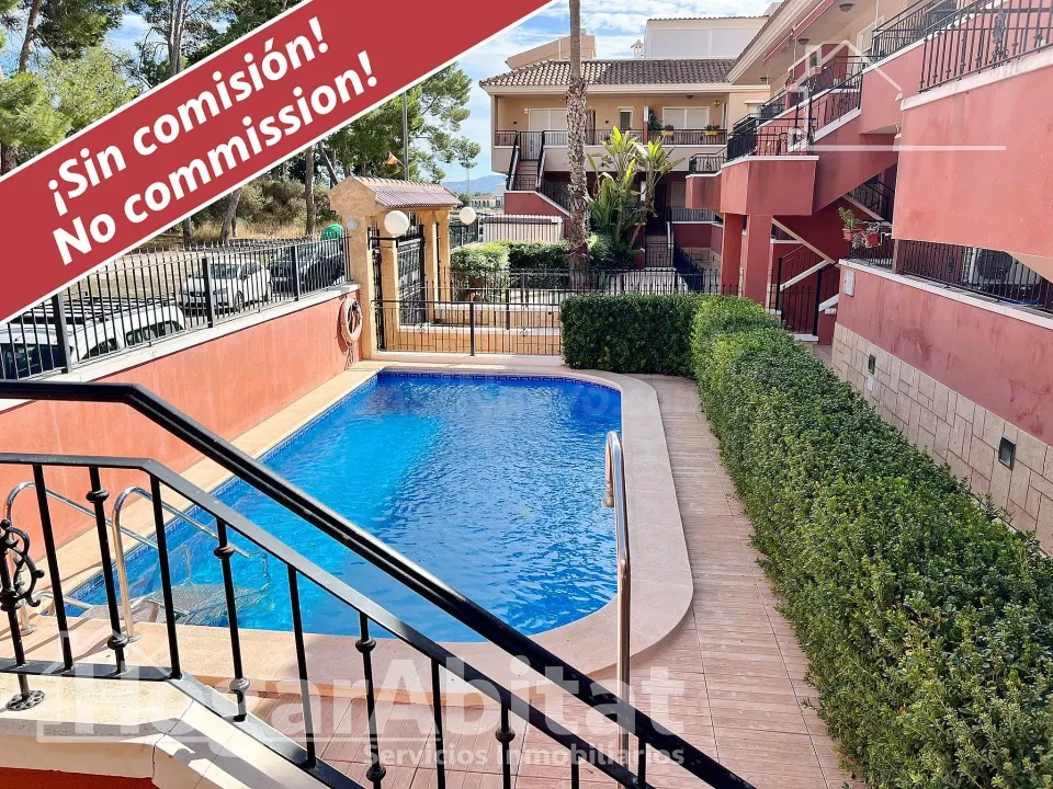 Bonito bajo, acogedor y lleno de luz natural en residencial con piscina y terraza