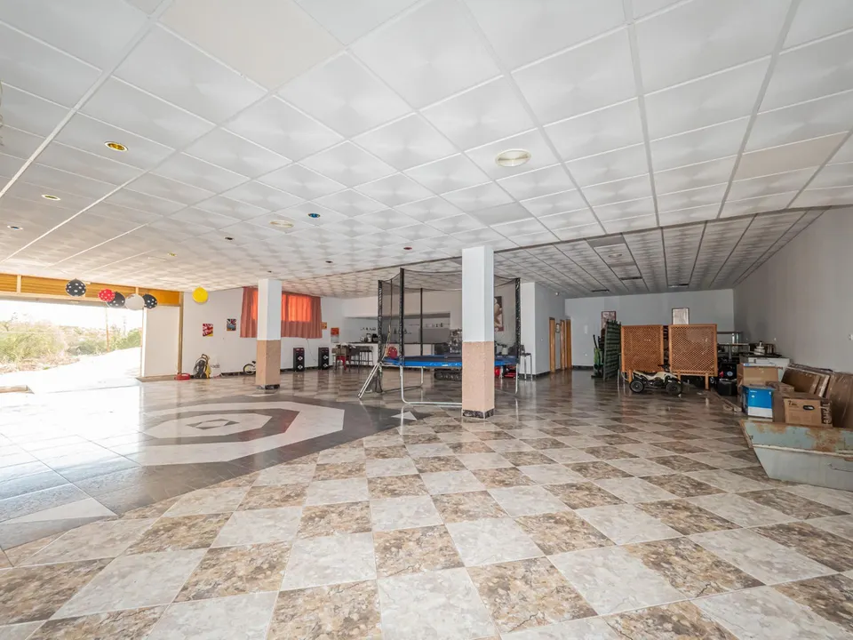 Local comercial 300m² en venta - South of spain