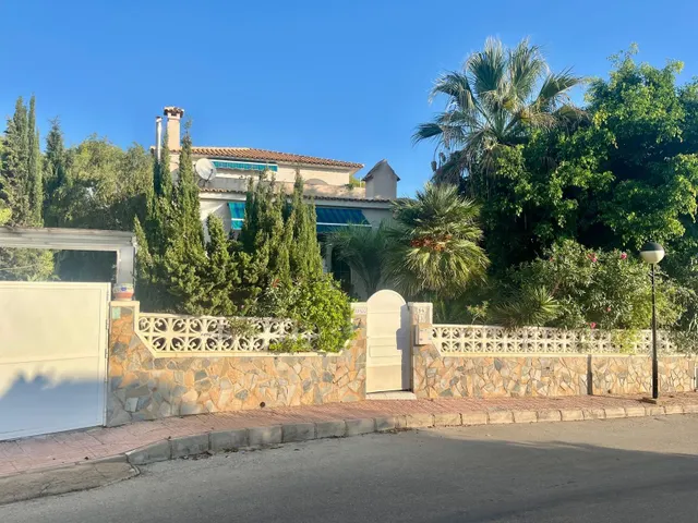 Villa con piscina privada, solárium con vistas al mar y entorno natural en Blue Lagoon — 39