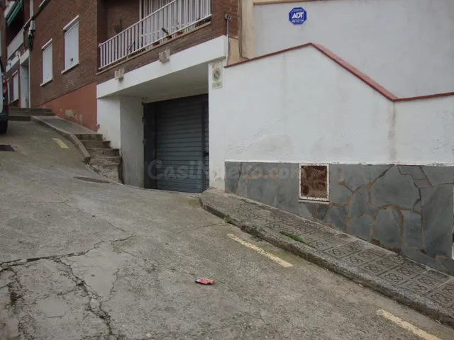 LOCAL CON VARIOS PARKINGS Y TRASTEROS