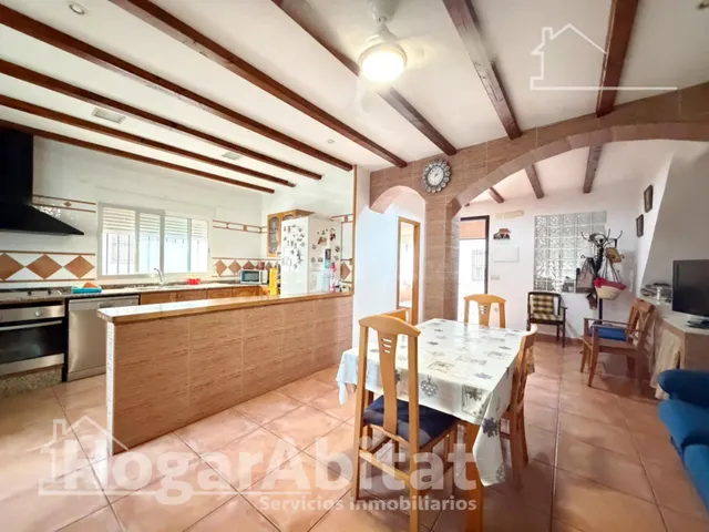 AMPLIA CASA CON TERRAZA Y GARAJE CERCA DE LA PLAYA DE SAGUNT - foto 4