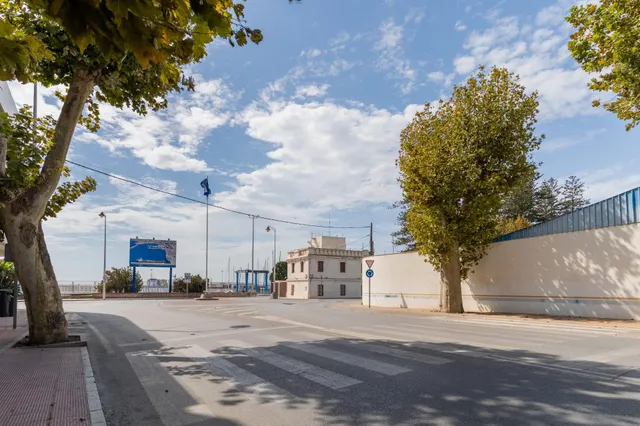 Garaje cerrado de 24 m2 en la zona del Puerto de Motril — 11