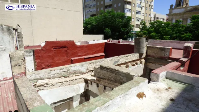 Local comercial situado en la mejor zona comercial de la Avenida principal de Cadiz — 28