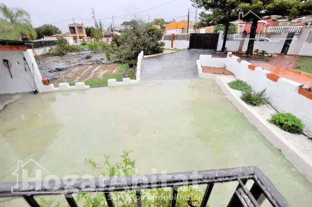 ¡Magnífico chalet! Amplio y lleno de luz, con piscina, terraza, garaje y parcela — 50