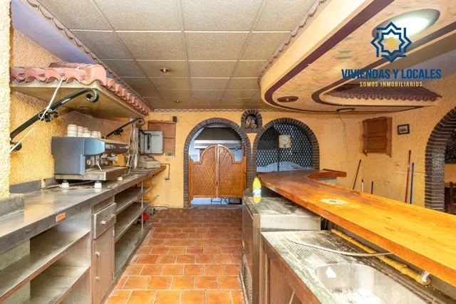 Terreno urbanizable, actualmente hay un restaurante. — 12