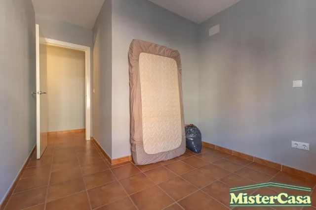 EXCLUSIVA. Piso zona sur VPO . 3 dormitorios , 2 baños , terraza . Plaza de garaje y trastero . — 18