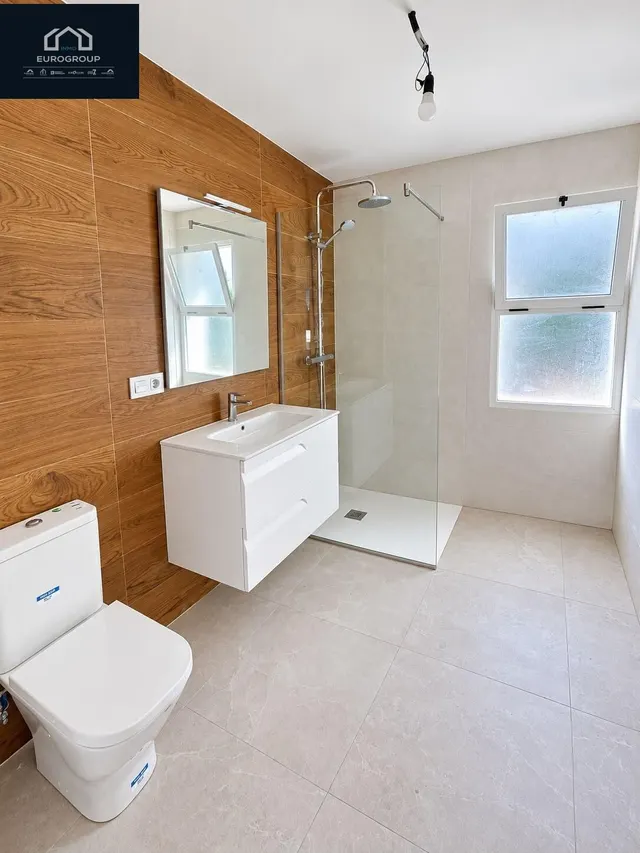 Impresionante chalet en perfecto estado, con 5 dormitorios y 3 baños, piscina privada y garaje con una parcela de 800m en el albir — 23