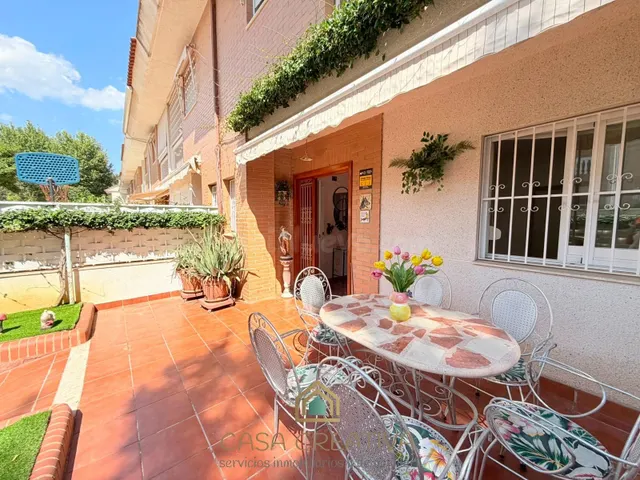 ADOSADO EN VENTA EN PICAÑA – 4 TERRAZAS, GARAJE Y 5 DORMITOR - foto 3