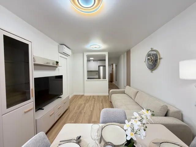 Apartamento totalmente reformado cerca de parque de las naciones con 2 dorm. 1 baño. con piscina. superficie 70 m2. — 38