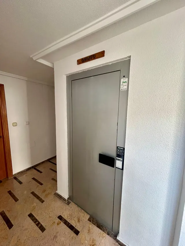 ¡Oportunidad Única! Ático para Reformar en el Centro de Torrevieja con Vistas Despejadas. — 19