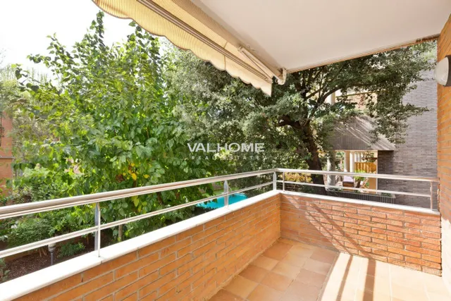 Piso en venta en Parc Central con cuatro dormitorios y pisci - foto 4