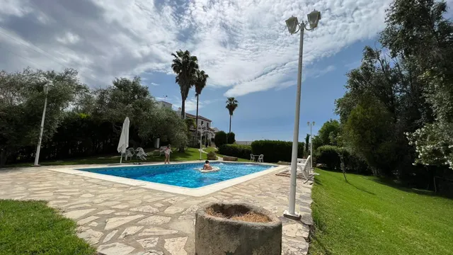 VENTA CASA CON TERRENO, PISICINA Y RESTAURANTE. — 31
