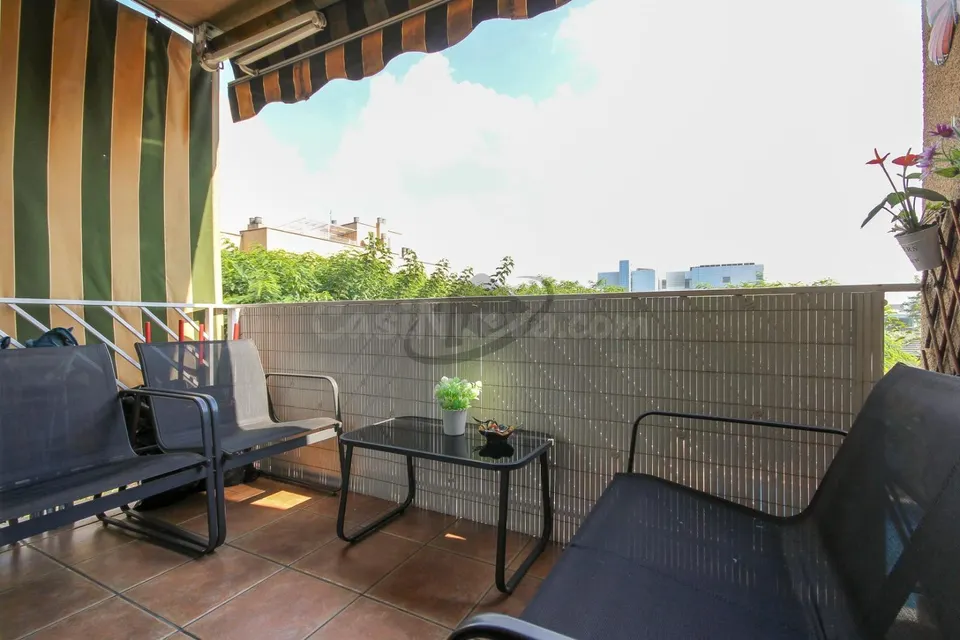 VIVIENDA EN FINCA SEMINUEVA CON PISCINA. AMPLIO BALCÓN Y VISTAS DESPEJADAS.