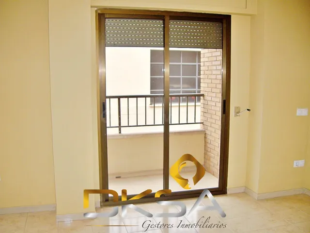 A la venta amplio piso en la calle Herrero de Castellón - foto 2
