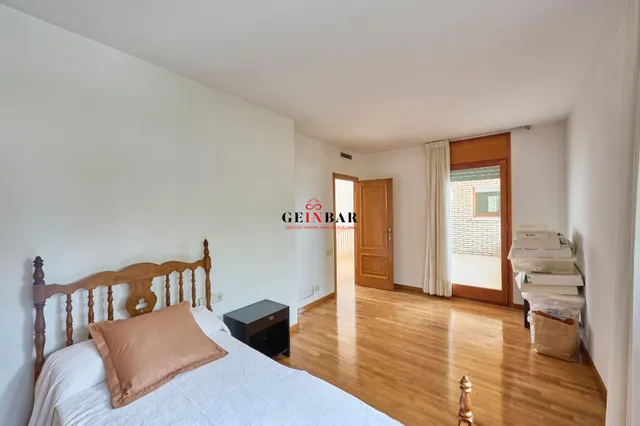 ESPETACULAR CASA EN ZONA EXCLUSIVA Y TRANQUILA CON JARDÍN — 33