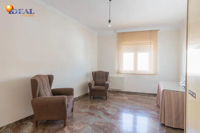 Casa en esquina en venta en Las Gabias — 46