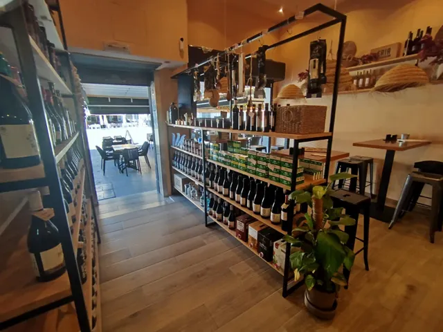 SE TRASPASA BAR FUNCIONANDO EN PLAZA CONSTITUCION — 24