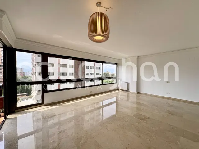 Alquiler espacioso en una zona emblemática - foto 2