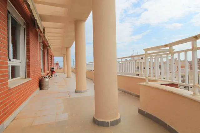 ÁTICO EN TORREVIEJA CON GRAN TERRAZA — 2