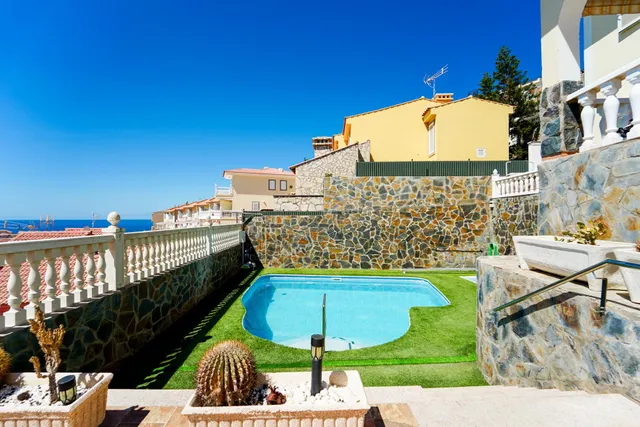 Elegante villa de 4 dormitorios en Arguineguín | Vistas panorámicas al mar, gran parcela y un potencial excepcional! — 10